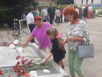 Возложение цветов к памятнику погибшим кедровчанам